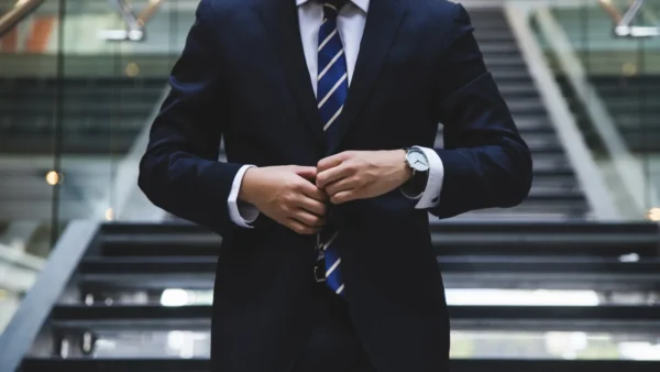 Businessman vor einer Treppe