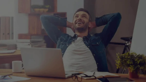 Erfolgreiche Person am Schreibtisch freut sich