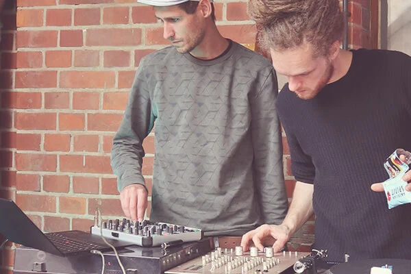 Gründer Felix und Steven an den Decks Gründer Felix und Steven am DJ Pult